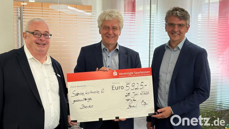 Bei der Spendenübergabe (von links): Geschäftsstellenleiter Ulrich Höcker, Erster Bürgermeister Robert Lindner, stellvertretendes Vorstandsmitglied Albert Bergmann. Bild: Sparkasse
