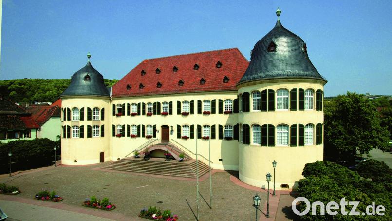 Das Schloss Bergzabern ist zauberhaft. Und weil der Ort eine Partnerstadt von Amberg ist, wird in der Vilsstadt ein Weinfest abgehalten. Bild: Herrmann Augspurger