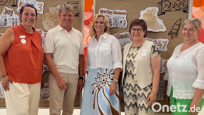 Standortleiterin Tina Faltenbacher (von links), Bürgermeister Jürgen Meyer, stellvertretende Neustädter Landrätin Andrea Lang, stellvertretende Standortleiterin Martina Weiß und stellvertretende Tirschenreuther Landrätin Irmgard Zintl freuen sich über die gelungene Jubiläumsfeier. Bild: Martina Weiß
