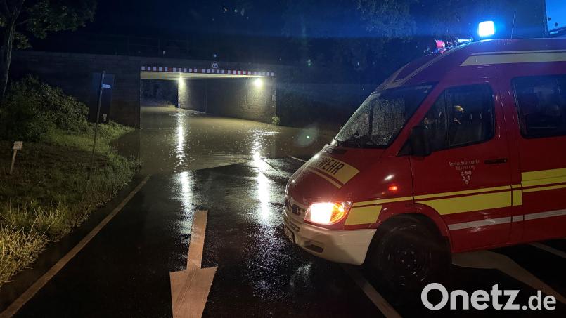 In der Nacht auf Montag führten zwei starke Regenzellen zur Überschwemmung der Bahnunterführung in der Rosenbach/Lohestraße – und das nicht zum ersten Mal. Bild: Feuerwehr Rosenberg/Fabian Schloß