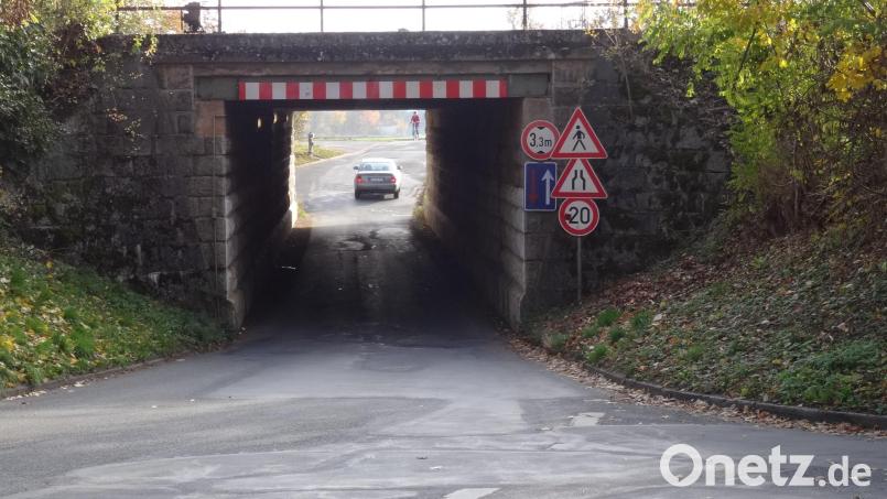 2029 soll mit den Bauarbeiten zur Erneuerung der Bahnunterführung West in Speichersdorf begonnen werden. Die Gemeinde wartet noch auf eine überarbeitete Berechnung des Eigenanteils. Bild: Arnold Koch