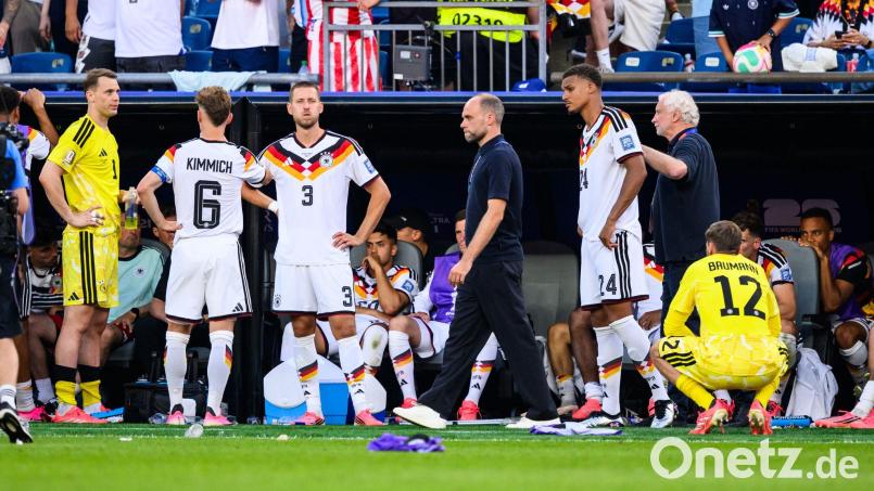 Mit Manuel Neuer (links) steht der letzte Weltmeister von 2014 im deutschen Aufgebot. Doch auch er wirkt nicht mehr wie der alte WM-Held. Bild: Tom Weller/dpa