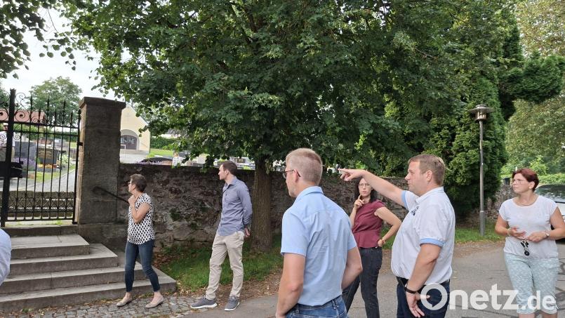 Die den Kirchendemenreuther Friedhof umgebende Mauer bedarf einer Sanierung. Davon überzeugten sich die Gemeinderäte am Montag bei einem Ortstermin. Bild: Hans Prem