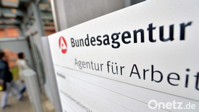 Die Arbeitslosigkeit im Bezirk der Agentur für Arbeit Schwandorf ist im Juni 2026 leicht gesunken. Die Arbeitslosenquote bleibt stabil bei 3,5 Prozent. Ein Spannungsfeld bleibt jedoch bestehen. Symbolbild: Hendrik Schmidt/dpa-Zentralbild/dpa