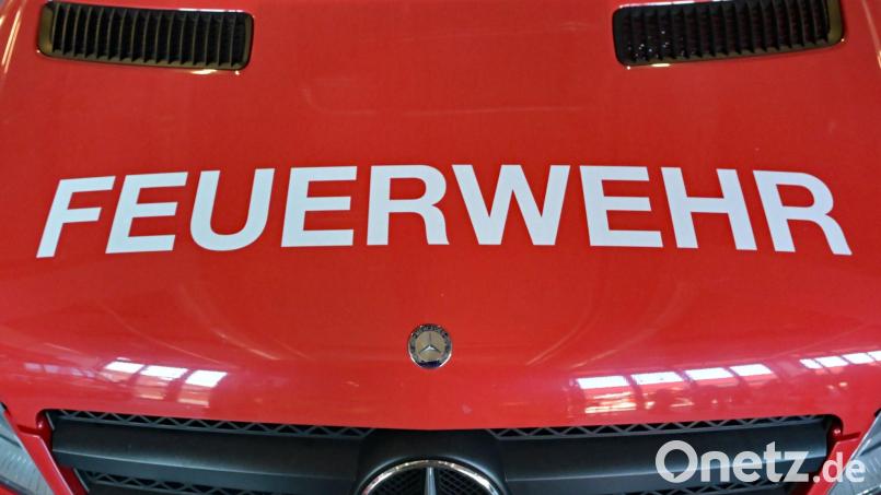 Das Bayerische Rote Kreuz versorgte die Feuerwehrleute beim Löschen mit Getränken. (Symbolbild) Bild: Malin Wunderlich/dpa