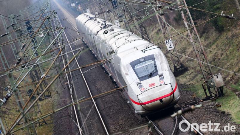 Die Deutsche Bahn muss im Fernverkehr mehr Kapazitäten für Wettbewerber freimachen. (Archivbild) Bild: Julian Stratenschulte/dpa