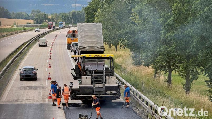 Am Dienstag laufen auf der rechten Fahrspur der A93 in Richtung Regensburg die Bauarbeiten. Zwischen Weiden und Luhe-Wildenau kam es in der vergangenen Woche zu hitzebedingten Blow-ups. Bild: Gabi Schönberger
