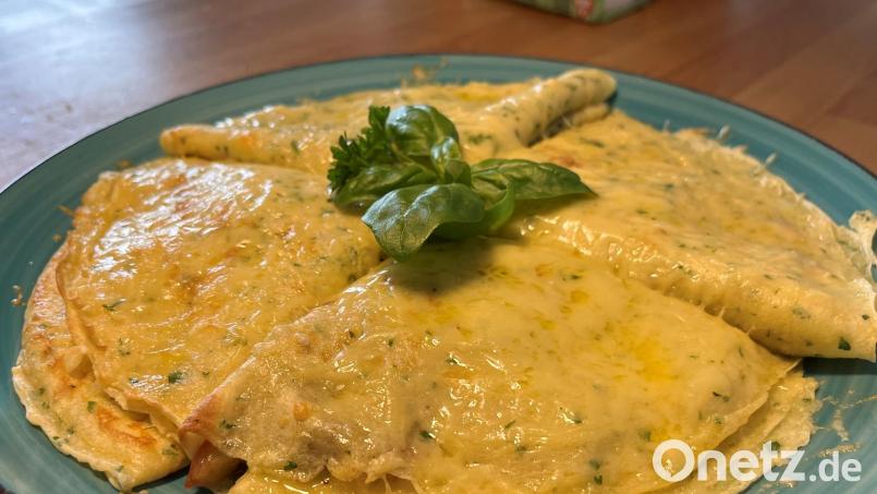 Die Crêpes werden mit Auberginen gefüllt und mit Käse überbacken. Bild: Michael Schiffer