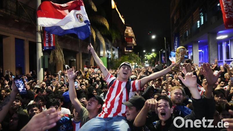 Nach Paraguays Fußball-Triumph hat der Präsident einen Nationalfeiertag angekündigt. Bild: Jorge Saenz/AP/dpa