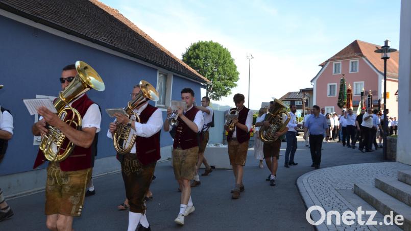 Die Moosbacher Blasmusik spielte die Vereine zum Patroziniumsgottesdienst in die Kirche. Bild: Peter Garreiss