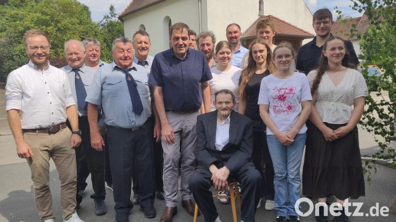 Johann Kick freut sich mit der Familie über die Glückwünsche zum 90. Geburtstag von Bürgermeister Werner Ries sowie den Abordnungen von Feuerwehr und CSU. Bild: Maria Kick