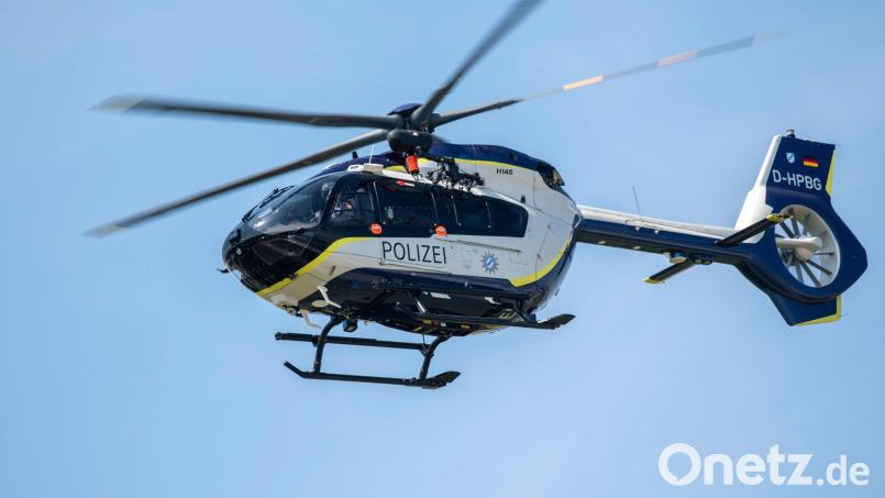 Die Polizei suchte am Nachmittag auch mit einem Hubschrauber nach dem Mann. Symbolbild: Stefan Puchner/dpa