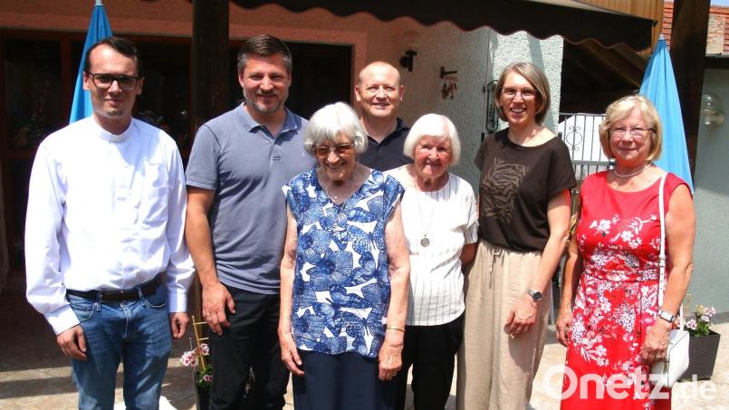 Von links Pfarrer Maximilian Moosbauer, Bürgermeister Neumeier, Die Jubilarin Anna Schmid, Enkel Stephan ihre Freundin Elfriede Stephan´s Ehefrau Petra und Seniorenbeauftragte der Gemeinde Gabriele Beck. Bild: Siegmund Kochherr