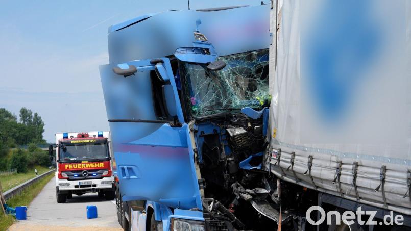 Bei dem Unfall auf der A93 wurde mindestens ein Mensch verletzt. Bild: Uwe Lein/dpa