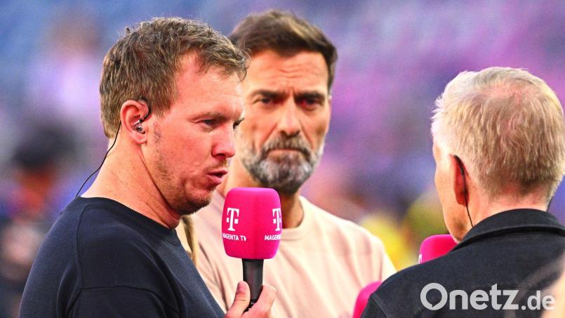 Der Noch-Bundestrainer Julian Nagelsmann (links) und sein potenzieller Nachfolger Jürgen Klopp (Mitte) beim Interview nach dem WM-Aus. Bild: Tom Weller/dpa