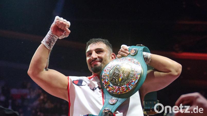 Schwergewichtsboxer Agit Kabayel strahlt als Weltmeister. (Archivbild) Bild: Bernd Thissen/dpa
