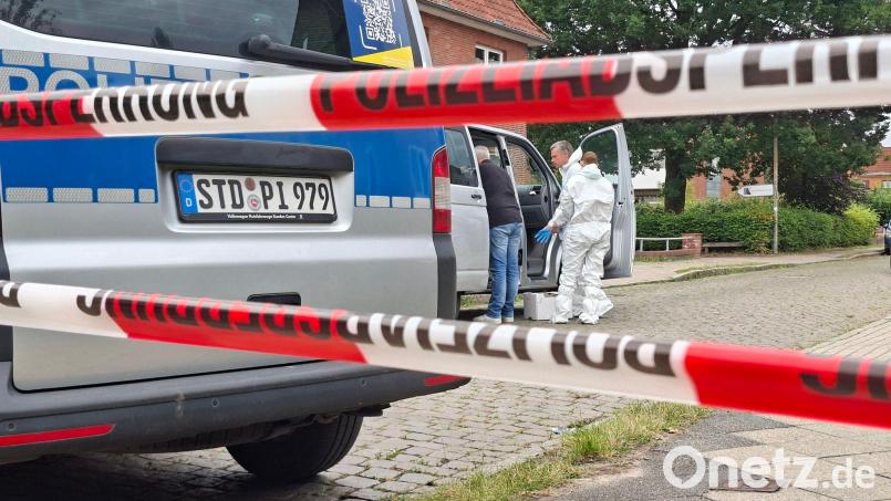 Die Ermittler sind derzeit damit beschäftigt, umfangreiche Tatortaufnahmen und -vermessungen durchzuführen. Bild: Kai Moorschlatt/dpa