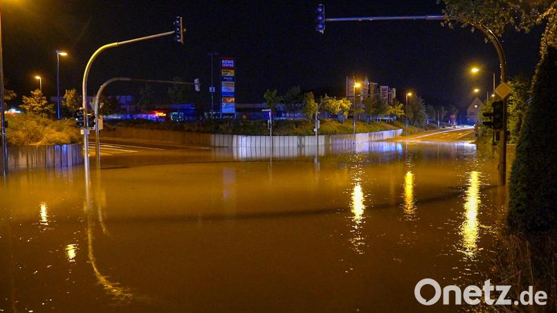 Bei dem Unwetter in Schwandorf fiel so viel Regen, dass Straßen unter Wasser standen. So wie hier beim ehemaligen Keramag-Gelände. Bild: NEWS5 / Malte Tiedemann