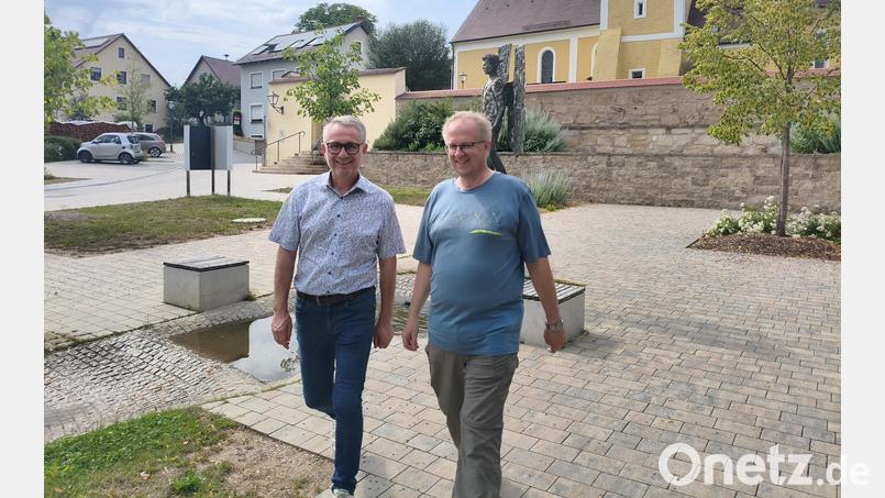 Hier findet im Juli die große Poppenrichter 700-Jahr-Feier statt. Bürgemeister Hermann Böhm (links) und Ortsheimatpfleger Reiner Hofmann haben zu diesem Anlass eine neue Ortschronik verfasst. Bild: wpt