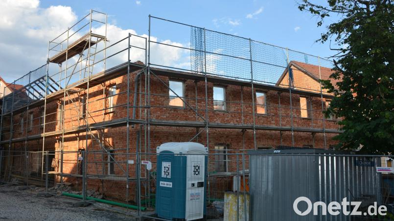 Ein Haus ohne Dach steht aktuell auch am Bad Neualbenreuther Marktplatz. Beim Anwesen "Marktplatz 4" wurde der Dachstuhl abgebrochen. In das Gebäude soll ab kommenden Jahr der neue Dorfladen Einzug halten. Bild: Josef Rosner