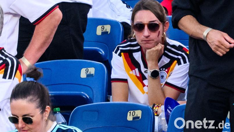 Traurig nach dem Ausscheiden: Nagelsmanns Partnerin Lena Wurzenberger. Bild: Tom Weller/dpa