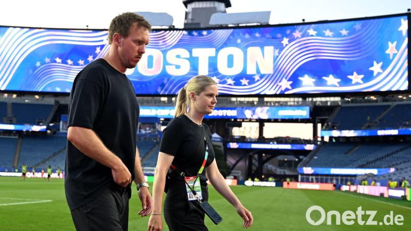 Julian Nagelsmann (l) nach dem WM-Aus im Boston Stadium. Wohin führt sein Weg? Bild: Federico Gambarini/dpa