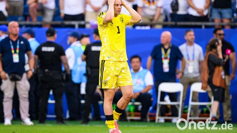 Der enttäuschte Nationaltorhüter Manuel Neuer nach der Niederlage gegen Paraguay. Das frühe Aus bei der Fußball-WM bedeutet weniger Zusatzgeschäft für Bayerns Einzelhandel. Bild: Tom Weller/dpa