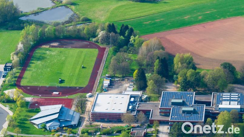 Aus zwei Realschulen in Waldsassen (im Bild die Realschule im Stiftland) soll eine werden. Statt einer Erweiterung schlägt die Stadt Tirschenreuth einen Neubau in der Kreisstadt vor. Beim Stiftland-Gymnasium wäre Platz dafür. Luftbild: mür