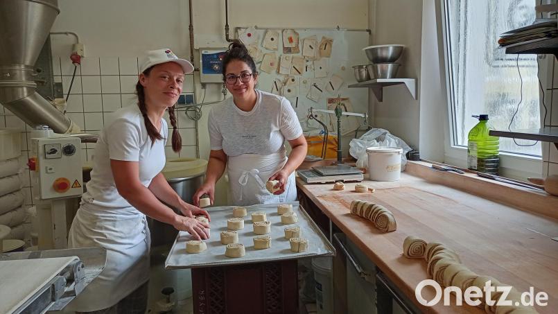 An Spezialitäten wie dem Plundergebäck mit selbstgemachter Nussfüllung wollen Bäckermeisterin Elisabeth Buchdrucker (links) und Inhaberin Shaila Beyer von der Bäckerei Beyer in Weiden festhalten. Sie kämpfen für den Fortbestand kleiner Bäckereien. Bild: Stephanie Hladik