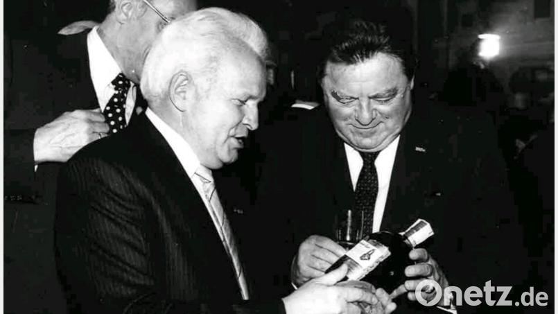 Josef Spichtinger überreicht dem früheren Ministerpräsidenten Franz-Josef Strauß beim Besuch in München eine Flasche Eisenbarth-Elixier. Bild: Archiv Familie Spichtinger