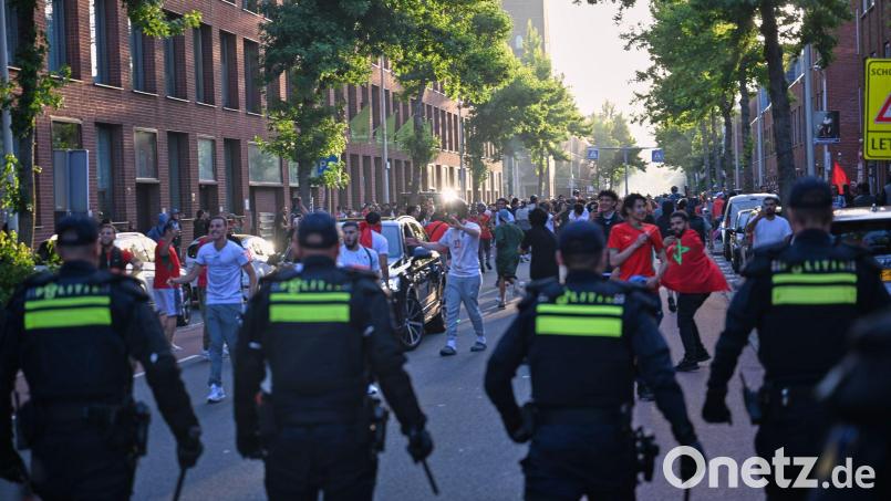 Nach dem Sieg Marokkos gegen die Niederlande bei der WM ist es in Den Haag zu Unruhen gekommen. Bild: Mouneb Taim/AP/dpa