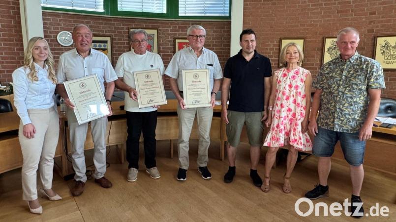Der Kümmersbrucker Gemeinderat hat langjährige Mitglieder verabschiedet und geehrt (von links): Bürgermeisterin Elisabeth Gruber, Altbürgermeister Roland Strehl, die beiden neuen Ehrenbürger Herbert Breitkopf und Werner Cermak, Florian Fischer, Veronika Frenzel und Markus Graf. Bild: Heike Unger