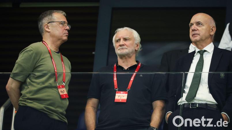 Die Kritik nach dem deutschen WM-Aus weitet sich auf DFB-Geschäftsführer Rettig (l.) und Präsident Neuendorf (r.) aus. (Archivbild) Bild: Christian Charisius/dpa