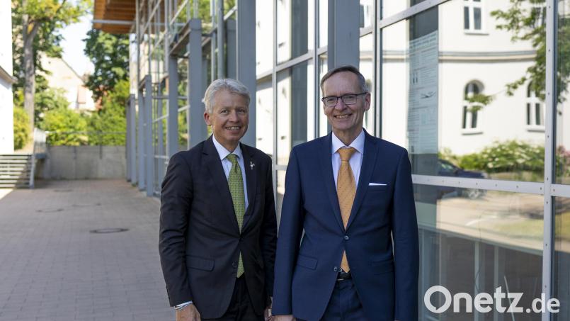 Hochschulpräsident Prof. Dr. Clemens Bulitta (links) gratuliert Prof. Dr. Bernhard Frenzel (rechts) zu seinem neuen Amt als Vizepräsident für Digitale Transformation, Qualitäts- und Prozessmanagement an der OTH Amberg-Weiden. Bild: Johanna Nübler/ OTH Amberg-Weiden