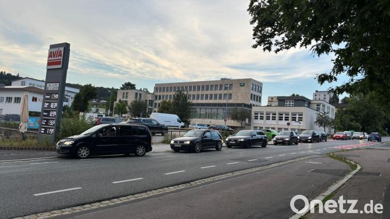 Am Dienstagabend, als der Liter E10 noch bei 1,83 Euro und der Diesel bei 1,74 Euro lag, war die Warteschlange vor der Avia-Tankstelle an der Raigeringer Straße über 50 Meter lang. Bild: Kristina Sandig