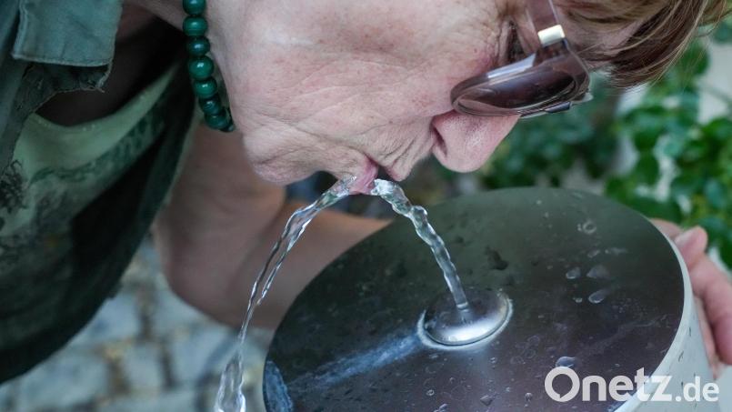 Bei der Hitze am Wochenende half auch in der Oberpfalz nur eine Abkühlung am Trinkwasserbrunnen. Bild: Petra Hartl