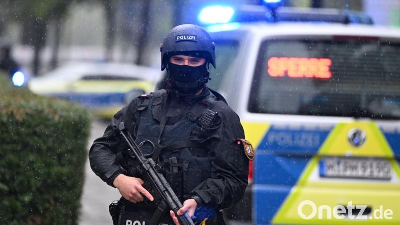 Wegen der Bedrohungslage waren auch schwer bewaffnete Polizisten im Einsatz. Bild: Sven Hoppe/dpa