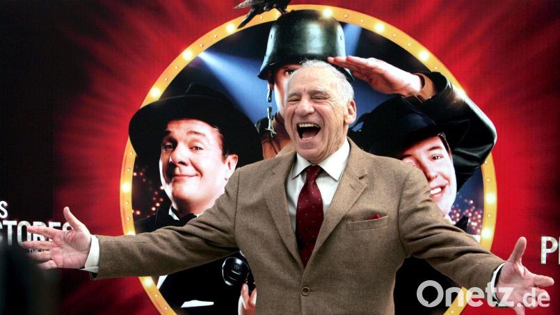 Mel Brooks vor 20 Jahren vor einem Plakat zum Film „The Producers“. (Archivbild) Bild: Juanjo Martin/EFE/EPA/dpa