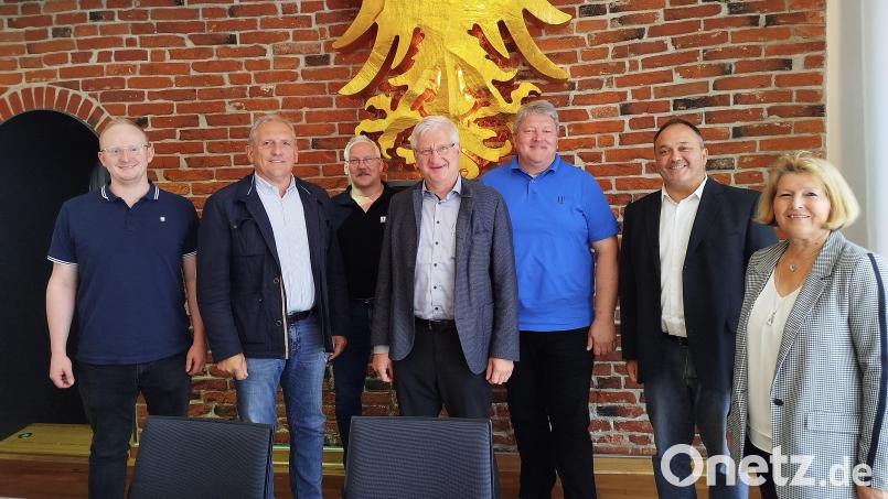 Der neue Schulverbandsvorsitzende Bernhard Schmidt (Dritter von rechts) mit seinem Vorgänger Johannes Reger (Vierter von rechts) sowie die Schulverbandsmitglieder Bürgermeister Werner Prucker (ab Zweiter von links), Rainer Schwingshandl und Jörg Gerolstein (Zweiter von rechts) sowie Verwaltungsinspektor Sebastian Heim (links) mit Konrektorin Beate Koch. Bild: Stadt Erbendorf