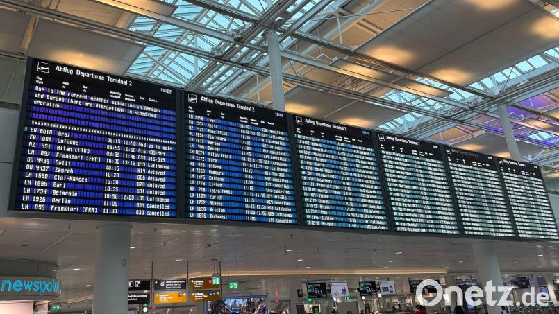 Auf einer Anzeigetafel am Flughafen war von witterungsbedingten Einschränkungen die Rede. Bild: Manuel Schwarz/dpa