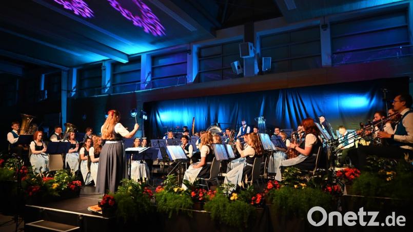 Bei einem Konzert in der Helmut-Ott-Halle in Auerbach Mitte Mai übernahm Kira Lorenz die Leitung der Knabenkapelle ganz offiziell. Dabei trugen die Dirigentin und die weiblichen Musiker im Ensemble auch das neue Orchester-Dirndl, das die alten Anzüge abgelöst hat. Bild: Lena Wiesnet