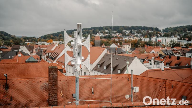 Das Foto zeigt eine der Sirenen, die im Oktober 2024 im Stadtgebiet installiert wurden. Bild: Michael Golinski/Stadt Amberg