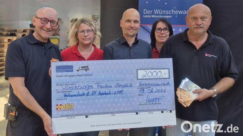 Die Spendenübergabe der IG Metall-Vertrauensleute bei ZF/Auerbach an den Arbeiter-Samariter-Bund. Bild: ZF Auerbach