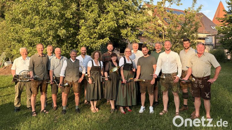 Die Jagdhornbläsergruppe der Hegegemeinschaft Schwarzenfeld feiert ihr 75-jähriges Bestehen. Unser Bild zeigt die aktuell Mitwirkenden. Bild: Hegegemeinschaft Schwarzenfeld