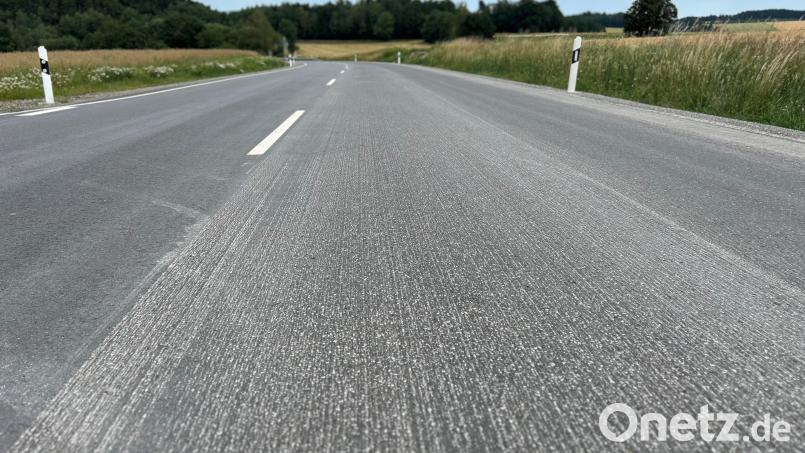 Die frisch sanierte B 22 musste einseitig (in Richtung Weiden) zwischen dem Lkw-Parkplatz nach Wieselrieth und der Abzweigung nach Lerau fein abgefräst werden. Auf dem Belag hatten sich in diesem Streckenabschnitt leichte Wellen bemerkbar gemacht. Bild: ck