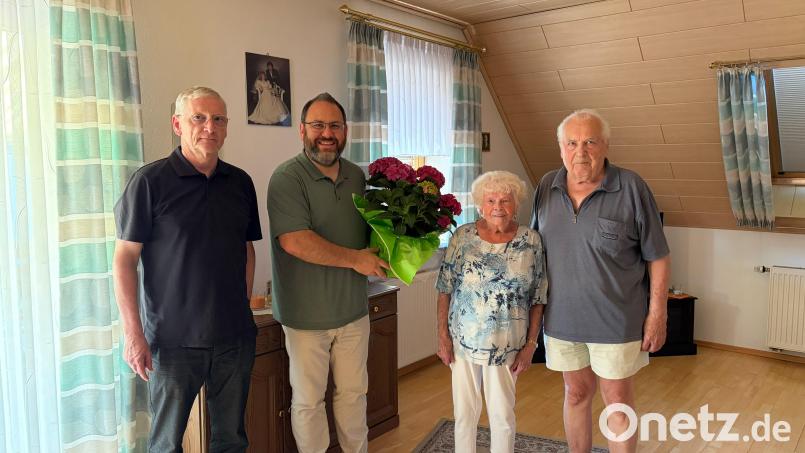 Sigrit Ort freut sich zusammen mit ihrem Mann Manfred über die Glückwünsche von Pfarrer Norbert Große (links) und Bürgermeister Daniel Sandner. Bild: Josef Popp