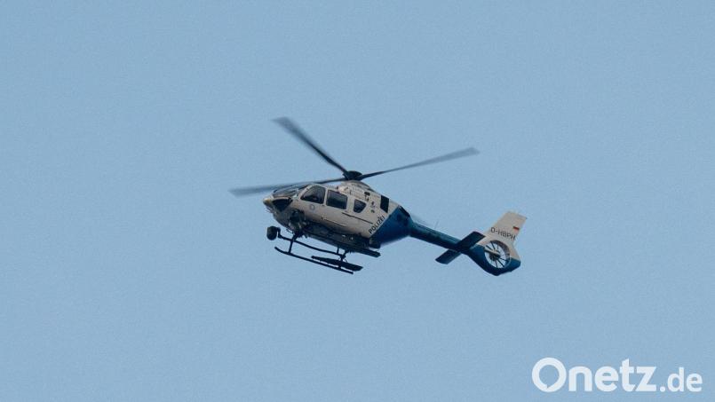 Ein Hubschrauber und etliche Streifen der Polizei suchten nach dem geflüchteten Häftling. (Symbolbild) Bild: Armin Weigel/dpa