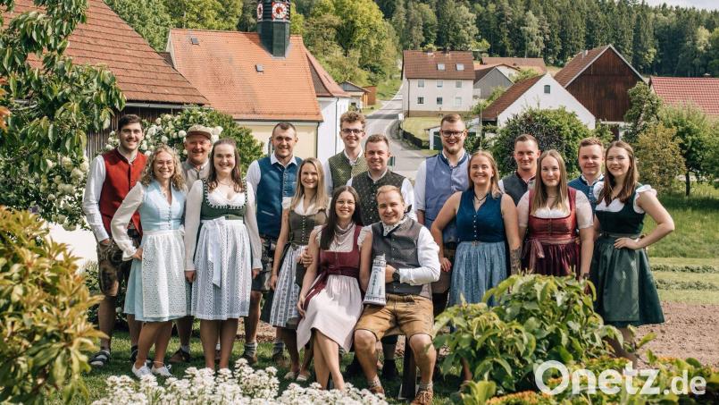 Nicole Ott und Jonas Schießlbauer (vorne sitzend) wurden vergangenes Jahr zum Weiherer Ober-Kirwapaar gekürt. Welches der diesjährigen 9 Kirwapaare wird es am kommenden Sonntag beim Austanzen des Kirwabaumes treffen? Bild: Melina Seifert