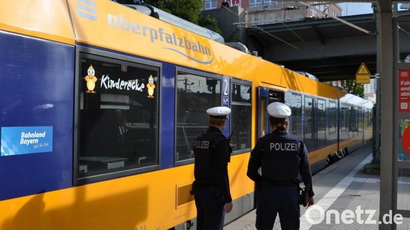 Am Montagabend hat ein 38-Jähriger einen Zugbeleiter in einer Regionalbahn von Cham nach Roding bedroht und beleidigt. Symbolbild: Bundespolizei