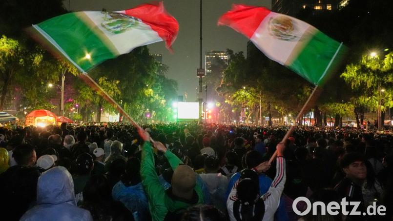 Zehntausende Menschen feiern in Mexiko die Siege ihres Teams auf den Straßen. Bild: Marco Ugarte/AP/dpa